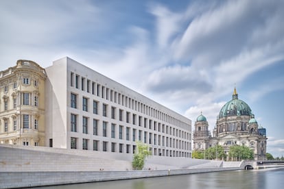 Fachada este del Foro Humboldt, que da al río Spree, con la catedral de Berlín al fondo.