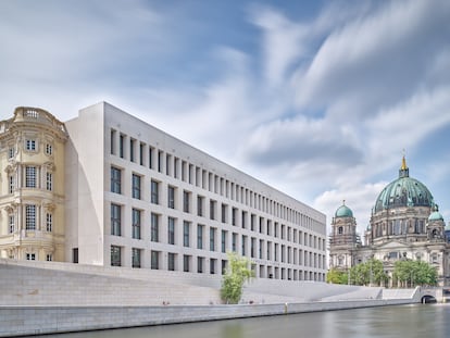 Fachada este del Foro Humboldt, que da al río Spree, con la catedral de Berlín al fondo.