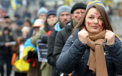 Manifestación de opositores ante la oficina presidencial en Kiev hoy.