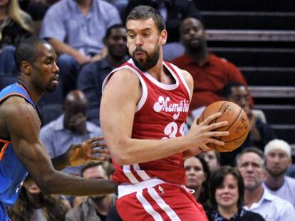 Marc Gasol, defendido por Ibaka.