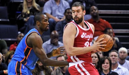 Marc Gasol, defendido por Ibaka.