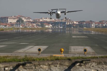 Maniobra de un avisión en el aeropuerto de Hondarribia, con la localidad francesa de Hendaya al fondo.