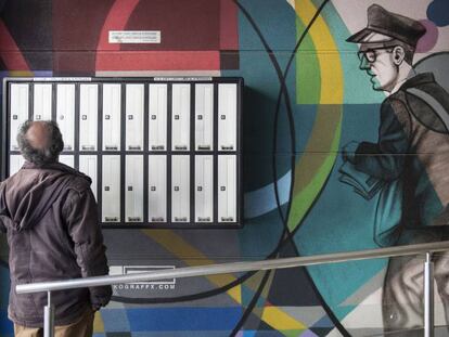 'Graffiti' a Manso, 39, únic mural dedicat al sector a Barcelona, a banda del carrer Alloza.