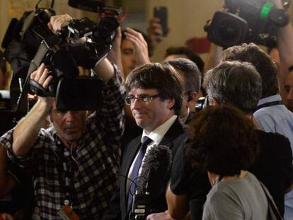 Carles Puigdemont, el pasado martes, rodeado de periodistas.