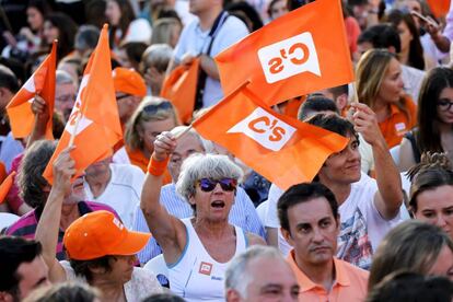 Seguidores de Ciudadanos en el mitin de cierre de campaña en la plaza de Opera de Madrid.