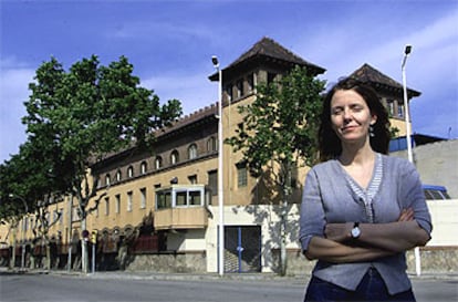 Elisabet Almeda, la autora de los dos libros, frente a la prisión barcelonesa de Wad-Ras.