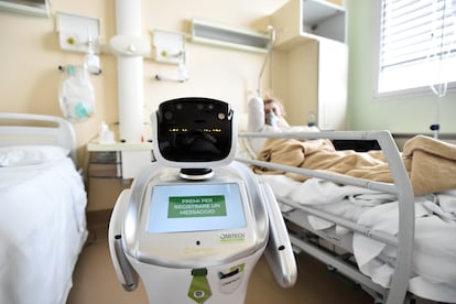 Un robot ayuda a un equipo médico con pacientes con virus respiratorios en un hospital de Italia.