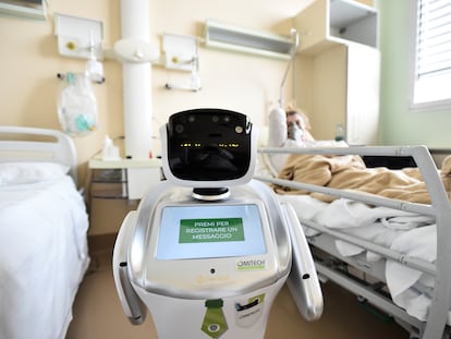 Un robot ayuda a un equipo médico con pacientes con virus respiratorios en un hospital de Italia.