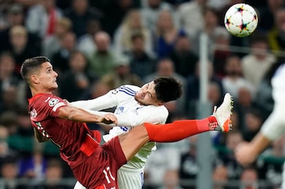 Champions League Lamela despeja el balón ante Diks.