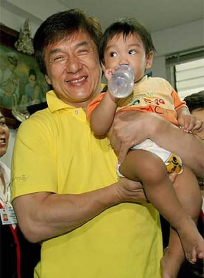 Jackie Chan visitó un orfanato de la Cruz Roja tailandesa, al que hizo una donación económica, mientras promociona su último filme, <i>Rob-B-Hood.</i>