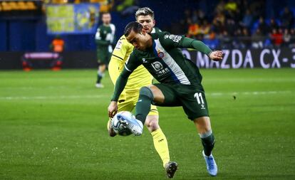 Raúl de Tomas controla el balón ante un jugador del Villarreal.