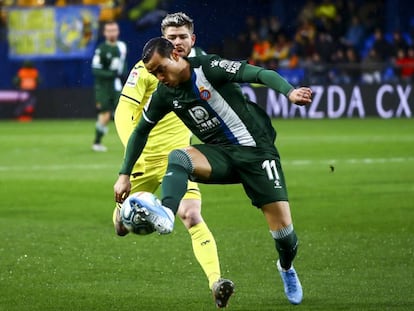 Raúl de Tomas controla el balón ante un jugador del Villarreal.