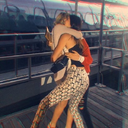 "Si esto no es amor, no sé lo que es...". Con este mensaje la modelo Gigi Hadid compartió en sus redes sociales la imagen de su efusivo abrazo con Cara Delevingne y Kendall Jenner.
