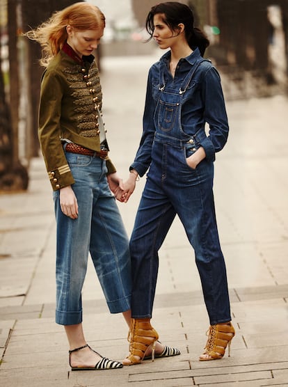 A la izda., Aniek lleva chaqueta (c. p. v.), pantaln (c. p. v.) y cinturn (c. p. v.), todo de Gucci; blusa de Stella McCartney (355 ) y sandalias de Jimmy Choo (875 ). A la dcha., Amanda con camisa de Pepe Jeans (80 ), peto de la lnea Denim Lover Special Project de Armani Jeans (465 ), sandalias de cuero de Balmain (1.625 ); brazalete de oro rosa con diamantes (10.600 ) y colgante de oro amarillo con diamantes (5.650 ), ambos de Juste un Clou de Cartier.