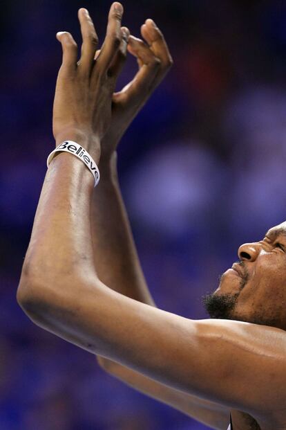 Durant, de los Thunder, durante el partido con los Grizzlies. En su muñeca se lee "Creo"