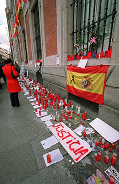 Crespones y velas en la sede la Comunidad de Madrid.