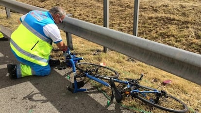 Un m&eacute;dico, junto a la bicicleta del fallecido, en el lugar del accidente. 