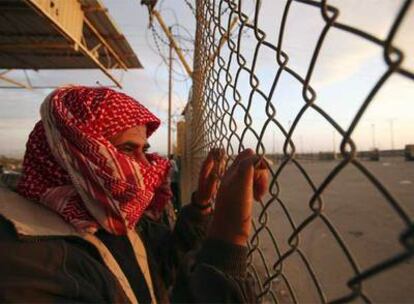 Un palestino espera en el paso de Rafah a que unos familiares entren en la franja de Gaza.