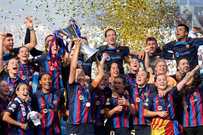 Alexia Putellas levanta el trofeo de campeonas de la Champions League para el Barcelona.