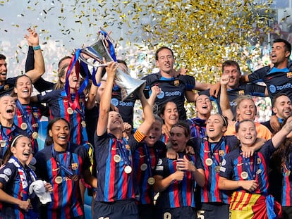 Alexia Putellas levanta el trofeo de campeonas de la Champions League para el Barcelona.