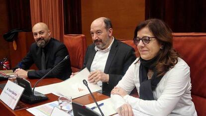 Núria Llorach en una comparecencia en el Parlament junto con Vicent Sanchis y Saül Gordillo.