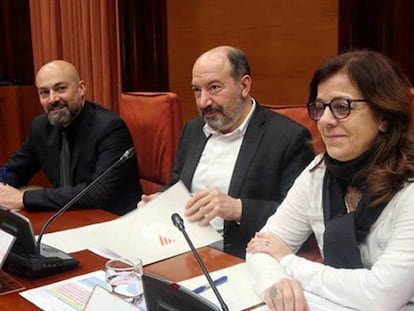 Núria Llorach en una comparecencia en el Parlament junto con Vicent Sanchis y Saül Gordillo. 