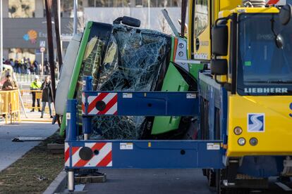 El autobús tras ser extraído de la obra de Cornellà del Llobregat, este lunes en Barcelona. 