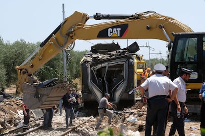 Oficiales inspeccionan el accidente a día 13 de Julio cerca de Corato, en la región de Puglia, Italia. Se han encontrado veinticinco cuerpos y todavía hay dos personas desaparecidas y cincuenta heridos. 