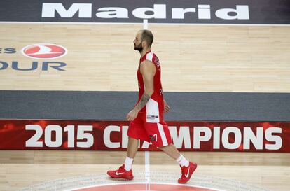 Vassilis Spanoulis se dispone a dejar la cancha del Palacio de los Deportes tras perder la final de Euroliga.