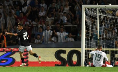 Paulo Dybala celebra el segundo gol de Argentina ante el seleccionado mexicano de fútbol.
