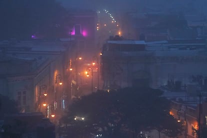 Por el momento, la actividad del volcán se mantiene en Amarillo Fase 3, lo que significa que la población no tiene que abandonar sus casas. En la imagen, el pueblo de Atlixco cubierto por cenizas.

