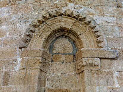 Restauración improvisada y anónima en la iglesia románica de Castronuño, en Valladolid.