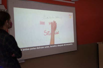 Una pantalla proyecta un vídeo sobre el placer a un grupo de 4º de la ESO en el IES Santa Bárbara de Langreo.