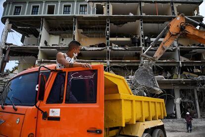 Rescatistas trabajan en los escombros del hotel Saratoga, en el centro de La Habana