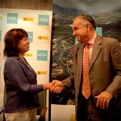 Cristina Narbona y Rafael Blasco, ayer, en la Delegación del Gobierno, tras firmar los convenios.