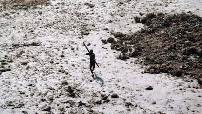 Un miembro de la tribu que habita la isla de Sentinel del Norte.