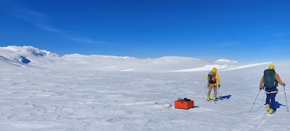 Investigadores del Ianigla miden la acumulación de nieve con un radar de penetración terrestre, en abril de este año.