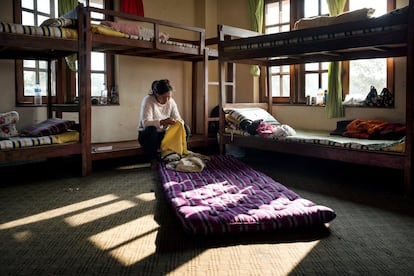 Durante la pandemia, una víctima de violencia de género puede sentirse más sola que nunca, pensando que no hay manera de escapar de su pesadilla. En la imagen, una mujer descansa en una casa de acogida en Katmandú.