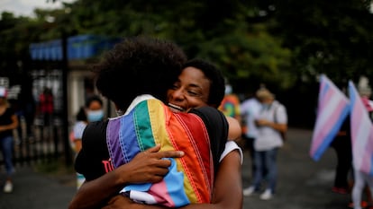 Activistas y miembros de la comunidad LGBTI se manifiestan con motivo del Día Internacional contra la Homofobia, la Transfobia y la Bifobia en El Salvador.