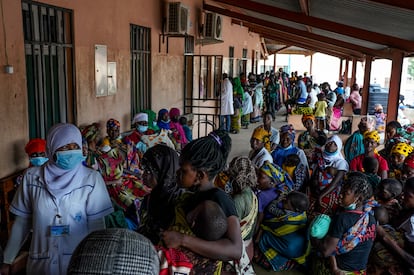 Una larga fila de madres acaban de recibir pruebas positivas de malaria de sus hijos en el Centro de Salud de Nametil, el 9 de agosto de 2023, en Nametil, Mozambique.