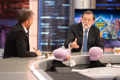 El expresidente del Gobierno Mariano Rajoy (a la derecha) en El hormiguero de Pablo Motos.