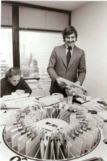 John Casablancas ojea el archivo de modelos de la agencia Elite a finales de la década de los setenta.