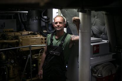 Erik Mekenkamp tiene 44 y es natural de Asmterdam (Holanda). Es el ingeniero jefe del Rainbow Warrior III y su trabajo es coordinar a los mecánicos del barco. Antes de embarcarse en este velero trabaja en la marina mercante.