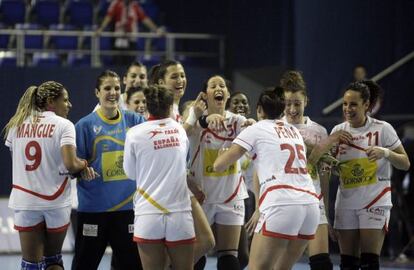 Las jugadoras españolas celebran la victoria ante Angola.