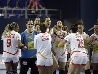 Las jugadoras españolas celebran la victoria ante Angola.