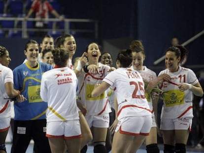 Las jugadoras españolas celebran la victoria ante Angola.