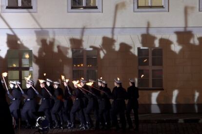 Soldados alemanes marchan con antorchas frente al Castillo Bellevue en Berlín (Alemania), en una foto de 2007.