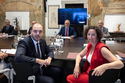 Los consejeros de Presidencia y Economía, Albert Dalmau y Alícia Romero, durante la Comisión Bilateral en Barcelona, en julio. Atrás, el ministro de Política Territorial, Víctor Torres.