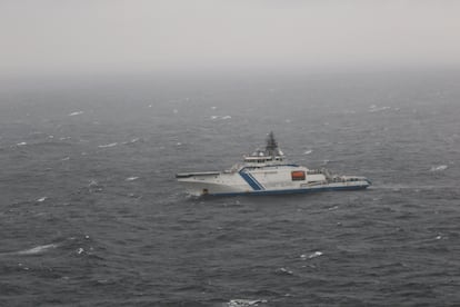 Un buque de los guardacostas finlandeses, este miércoles en el lugar donde se ha producido la fuga en el Balticconnector.