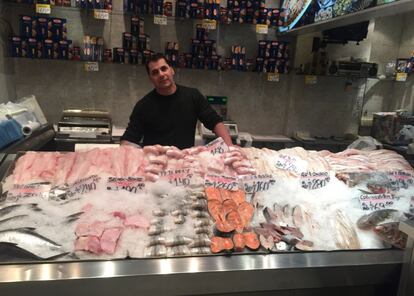 Buenos Aires. Los porteños prefieren la carne al pescado. Pero lo tienen, y muy bueno, como en este puesto del barrio de Belgrano.